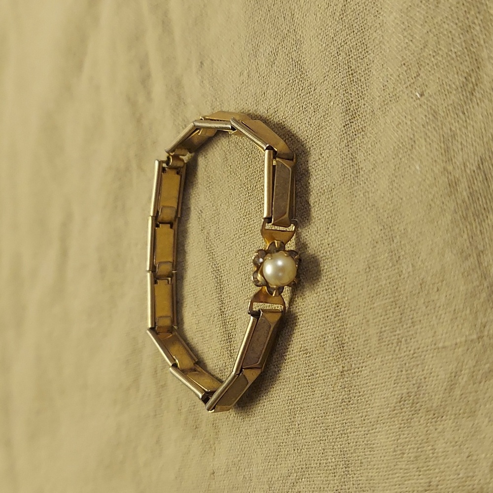 🤍 Vintage Gold & Pearl Bracelet